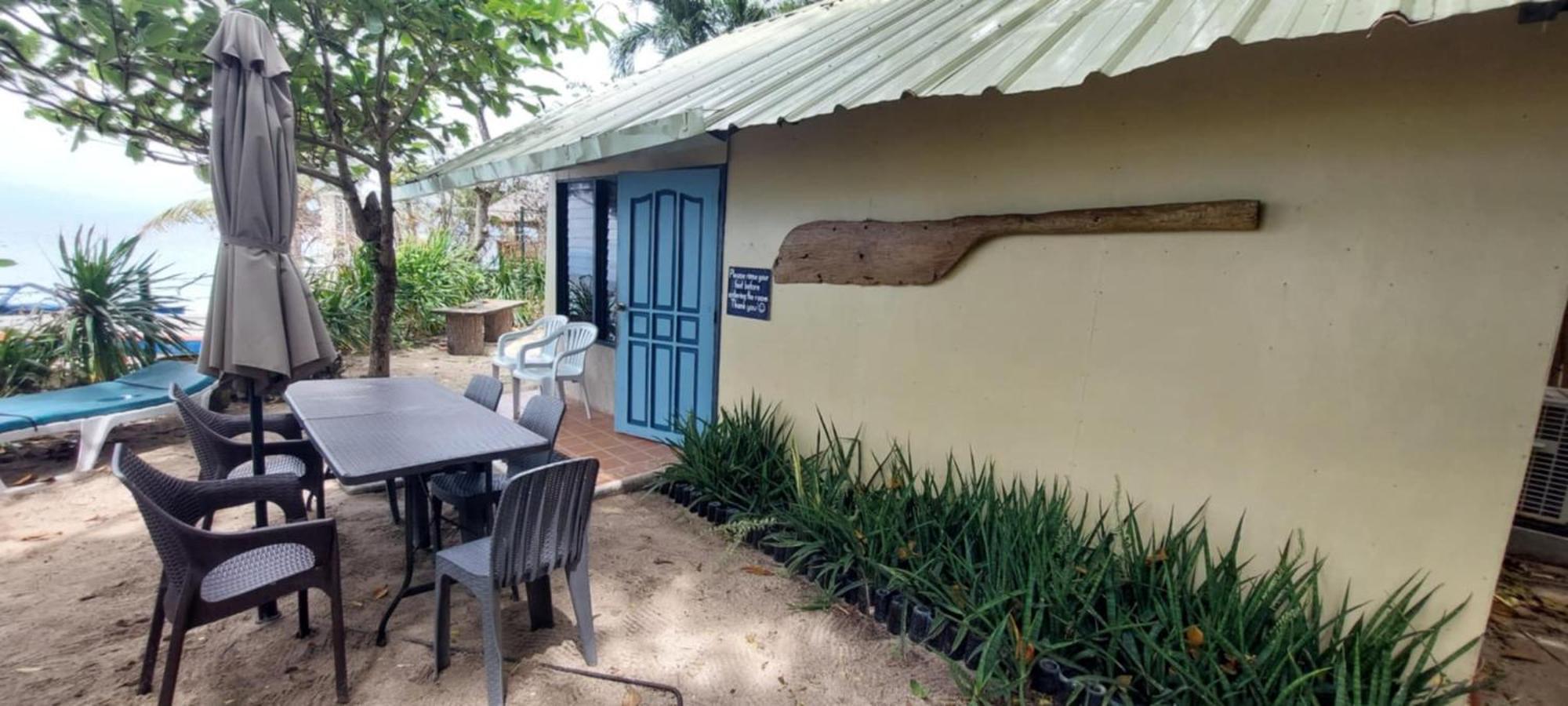 Ravenala Beach Bungalows Moalboal Bagian luar foto